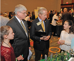 NSPE PRESIDENT ROBERT GREEN, P.E., F.NSPE, AND<br />
NSPE EXECUTIVE DIRECTOR MARK GOLDEN LISTEN TO<br />
FUTURE CITY COMPETITORS DESCRIBE THEIR PROJECT.