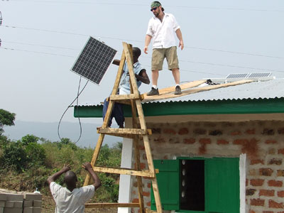 VIDA workers and community volunteers install the solar panels.